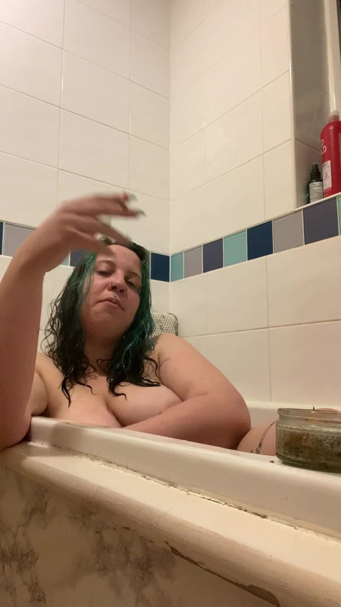 Goddess Kinx: Smokey Bath Time
