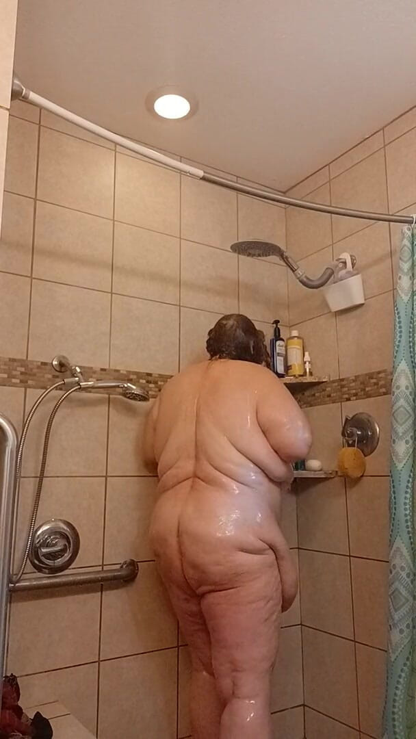 BBW nurse Vicki adventures with friends: All sweaty nurse Vicki needs shower