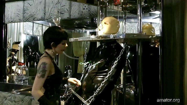 Lezdom Entertainment: 貞操のカッコールドは、女の子パート1と彼の女性を見なければなりません