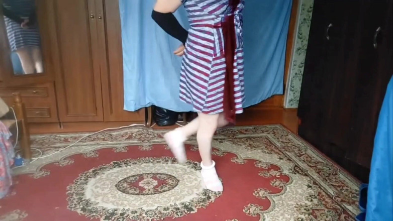 Kitty_Cross: Banci manis menunjuk-nunjuk dalam skirt merah jambu comel