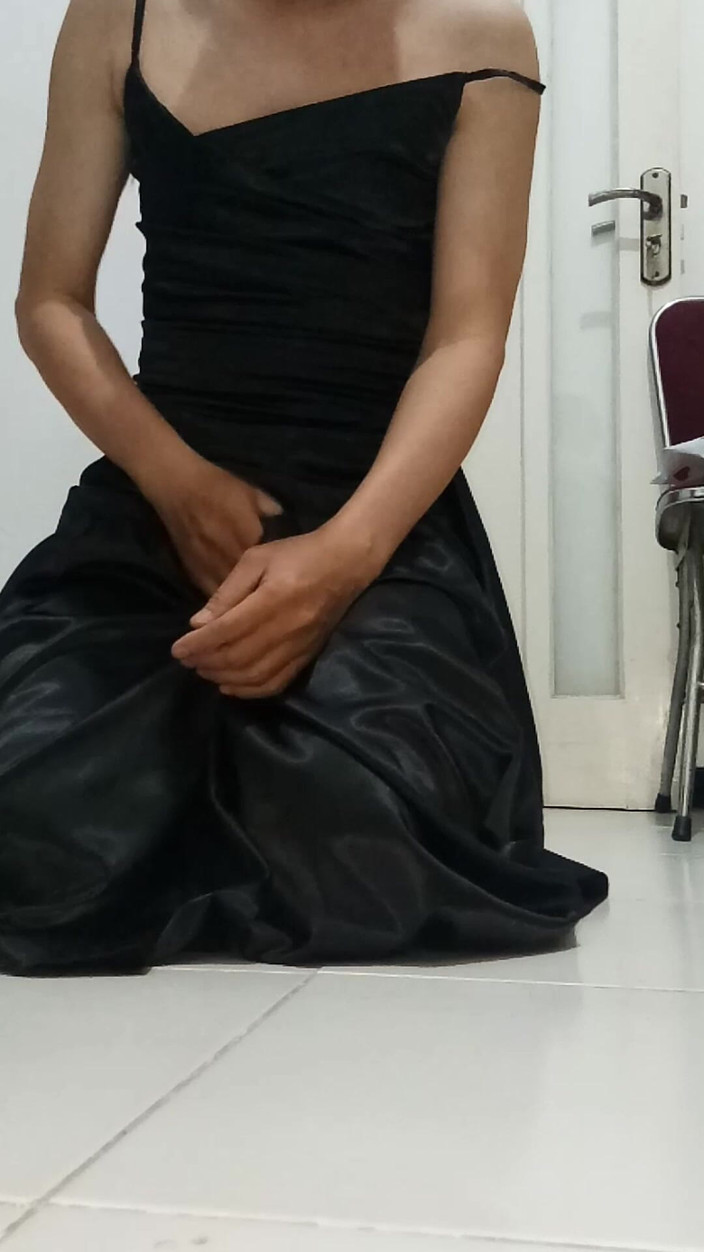 Naomisinka: Crossdresser lagi asik masturbasi beceknya pakai gaun hitam satin black...