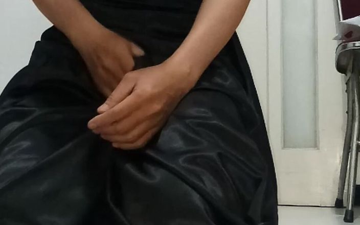 Naomisinka: Travestit care poartă rochie neagră din satin, shiny slippery masturbare