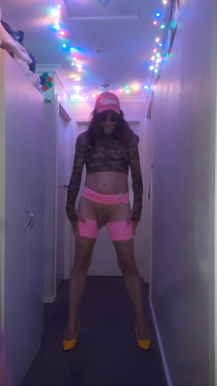 Lizzaali: Mi-am tăiat pantalonii scurți roz în sus și am făcut o fustă și...