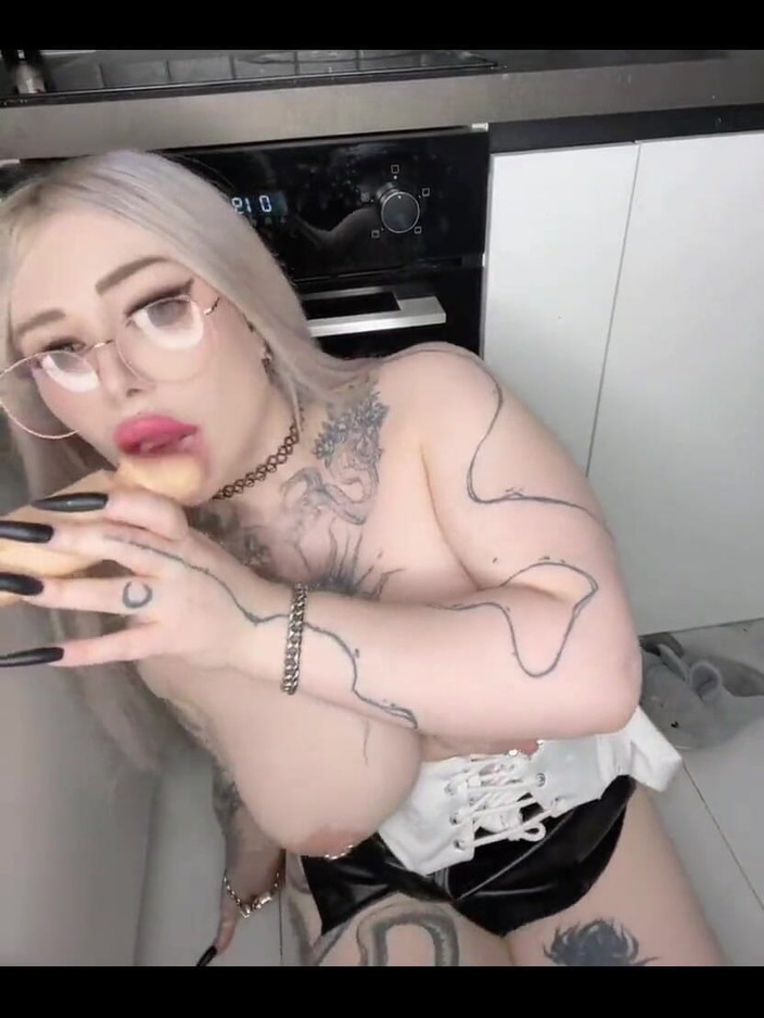 Peachgardens: 직장에 있는 동안 자지를 따먹는 주부 마누라