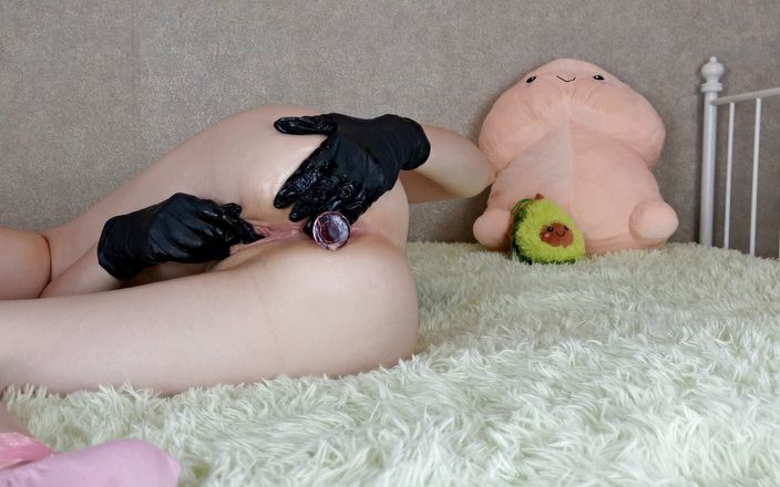 Me_little_fetish: Анальна пробка в дупі, мастурбація, великий клітор, писяє в фетишних латексних рукавичках, зведена сестра