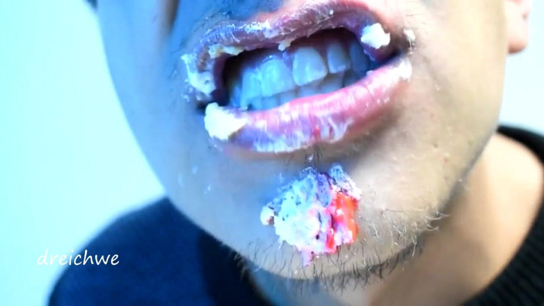 Dreichwe: Eating cake with his mouth