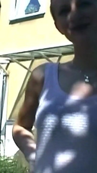 Pipe en public et explosion de doigtage baveux