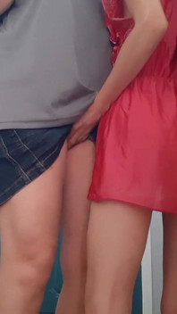 Ik verleidde een hetero-koeriersmeisje en trok haar af
