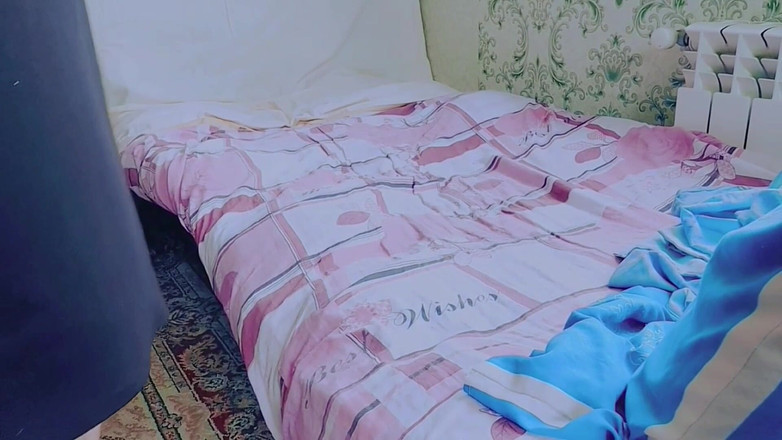 Kitty_Cross: 的Femboy在拐角处，微笑着挑逗