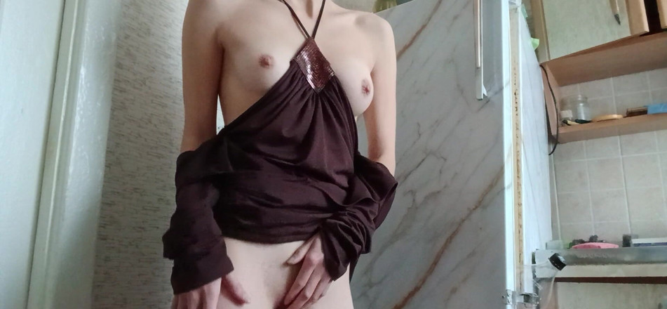 Lesbian-candys: Une étudiante excitée se masturbe le matin avant d’étudier