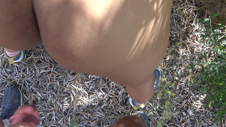 Stepmom Susan: 오줌 싸는 보지에 낯선 사람이 사정하는 프랑스 나체주의자 마누라