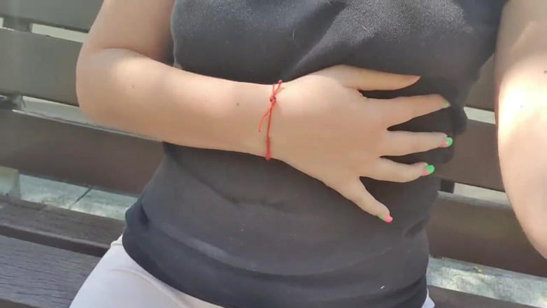 TheloveStory: Ateşli deve toynağı ile tayt içinde dışarıda tek başına rahatlıyor