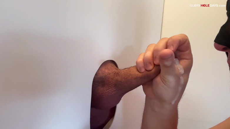 GLORYHOLEGAYS: Pria straight yang sudah menikah ngusap lubang duburnya - dan kontolnya...