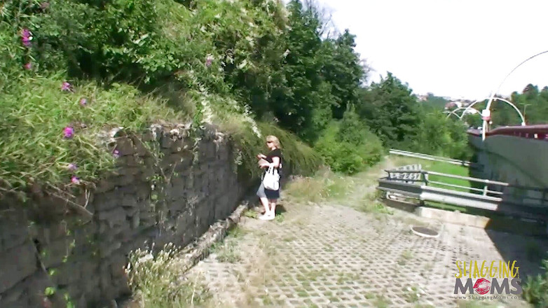 Shagging Stepmoms: Cagna bionda matura che indossa tacchi alti succhia il cazzo...