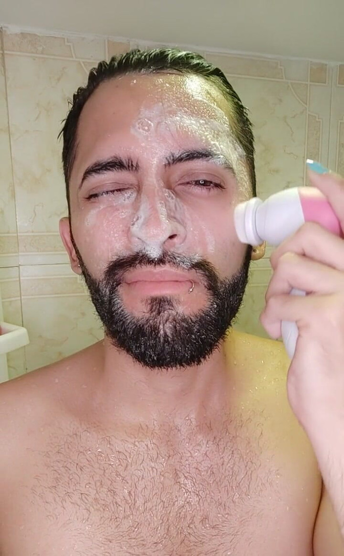 Camilo Brown: "Je n'ai jamais pensé que nettoyer ton visage pourrait être aussi...