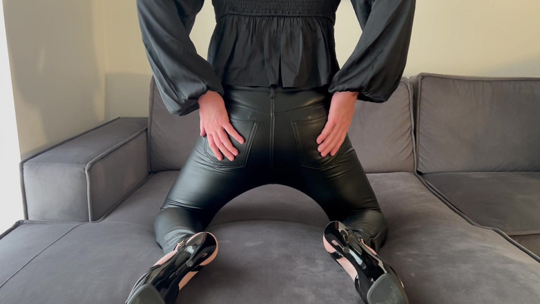 KendraCrossdresser: スキニーレザーパンツと7インチのヒールでトゥワーク。