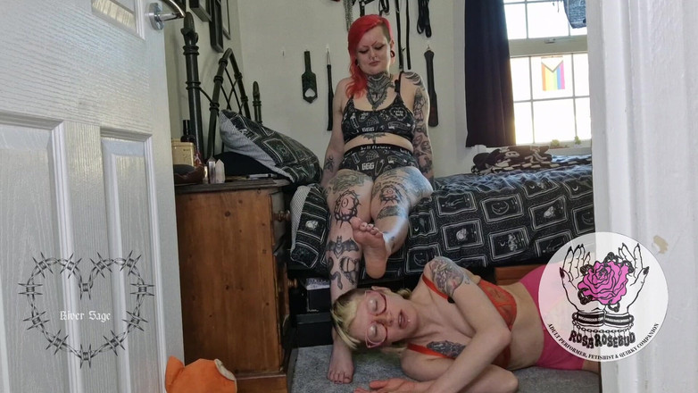 rosarosebud: Rosa Mx River'ın ayaklarına, götüne ve göğüslerine tapıyor