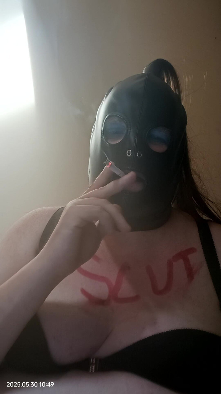 Stephanie-Nicole-TV: 胖美女电视抽烟并玩弄假阳具