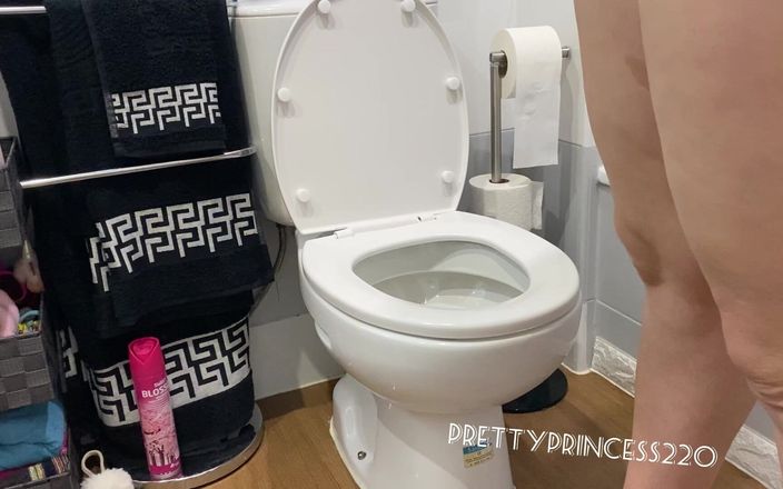 Pretty princess: Pee and Farts in Bathroom