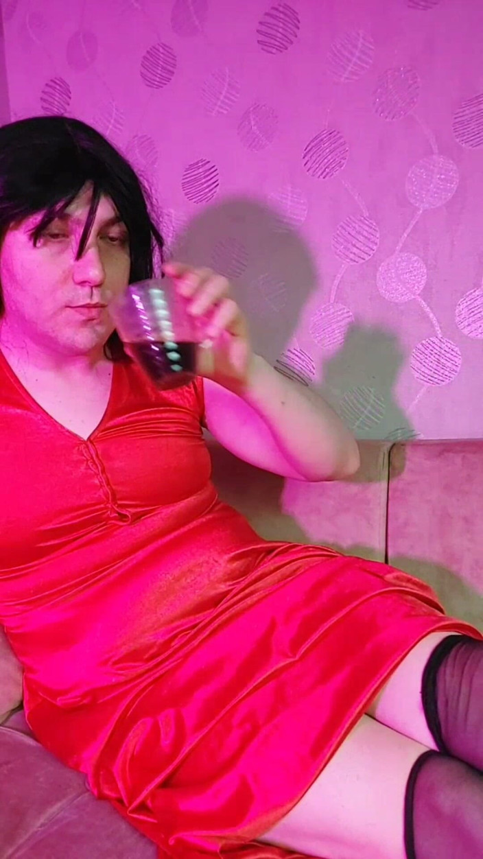 Kitty_Cross: Roter gothic-weißer femboy mit halber strumpfhose