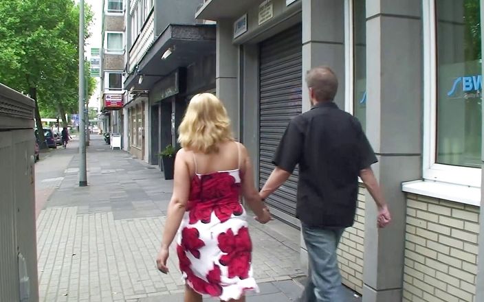 German Amateur: Смачна блондинка отримує фістинг її кицьки та трах