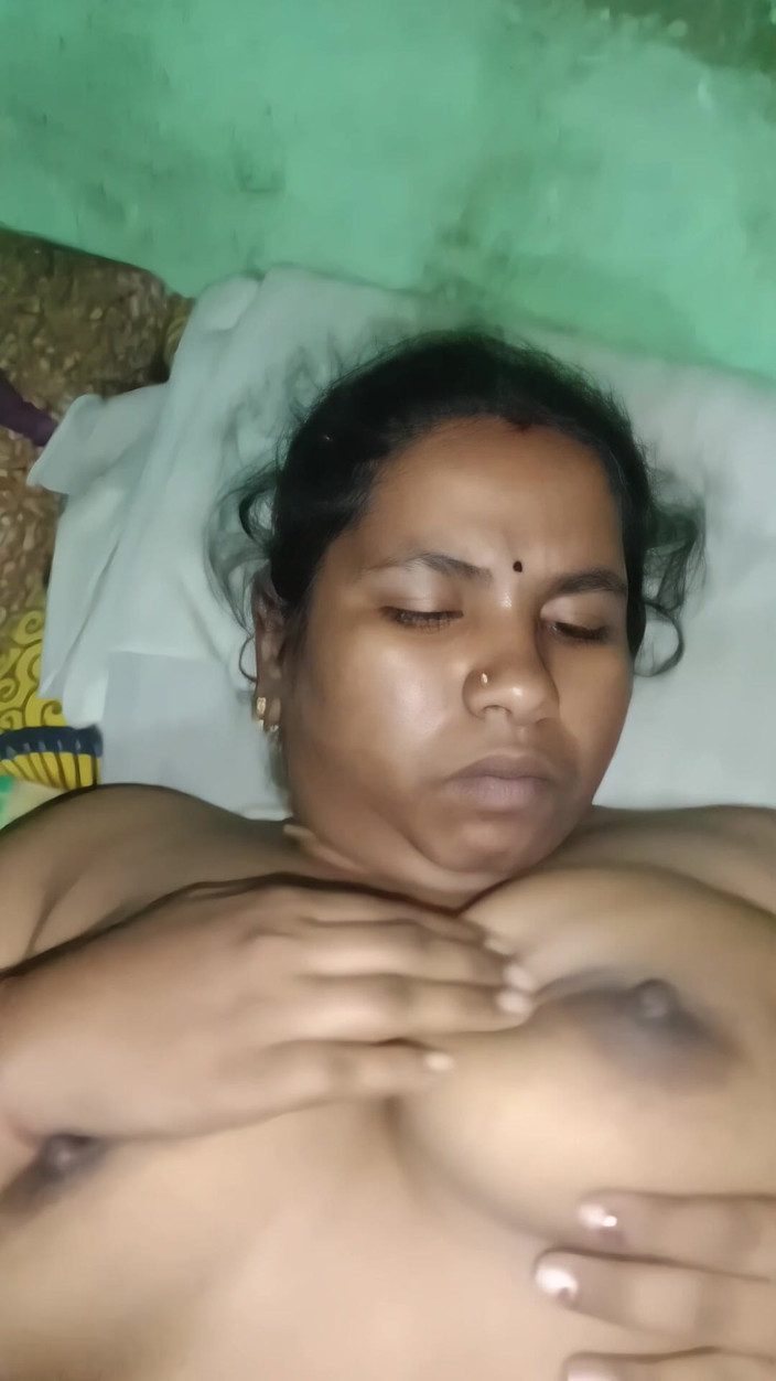 Priya kutty: Video bà nội trợ làng Ấn Độ vú to
