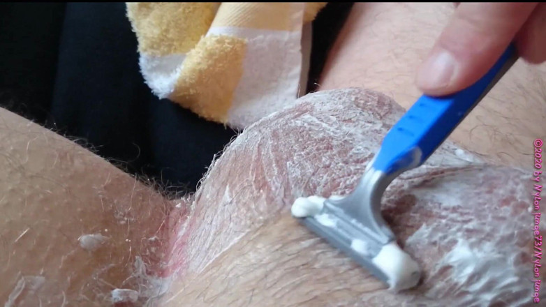 NylonjungeCarmen: Une salope BBW fait une tentative de rasage 2** le rasoir**