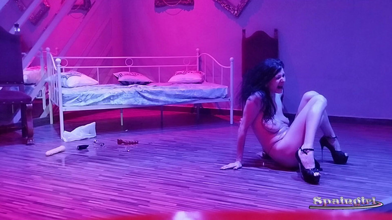 Spaingirl Natalie: Раздевание и игрушка в живом шоу-клубе
