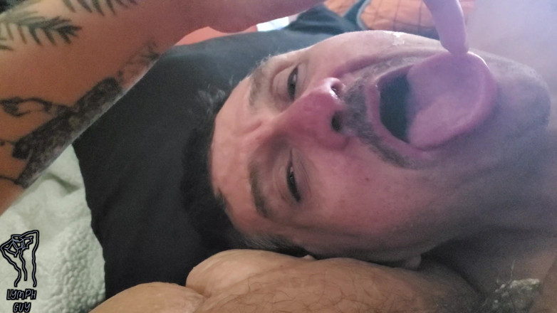 Lymph Guy: Postižený chlapec dává své pečovatelce výstřik na obličej