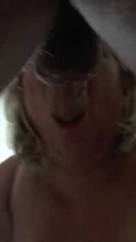MAME SEXY BLONDE ÎMPART O PULĂ NEAGRĂ GROASĂ ÎN JOC ÎN GRUP SĂLBATIC