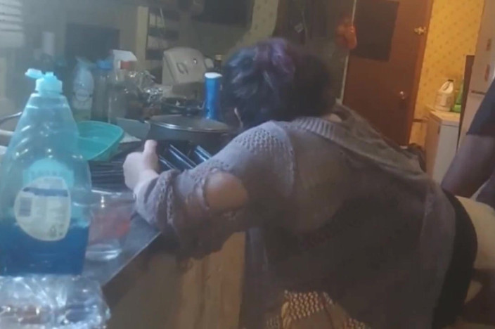 Anal_Angi_Rose: Nấu bữa tối của tôi trong khi bạn cầm con...