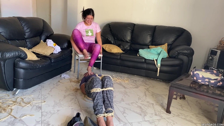 Selfgags femdom bondage: 把新大学生变成她无助的束缚玩具！