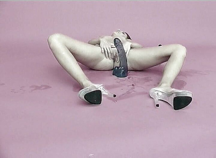 Hot Girlz: दुबली स्वीटी विशाल डिल्डो के साथ अपनी तंग चूत को हिलाती है