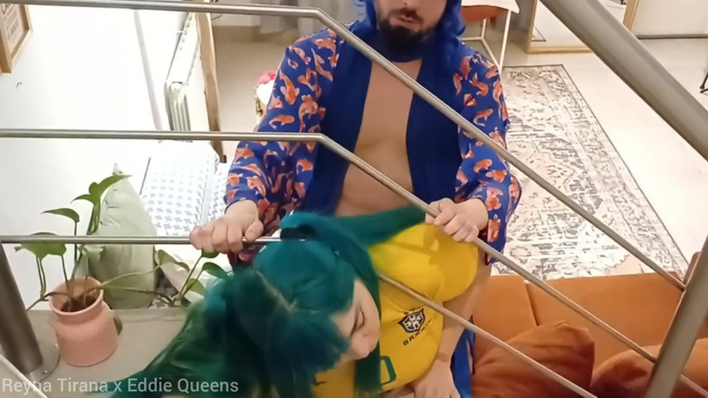 Eddie Queens: Бразильська Міку застрягла на сходах, і Кайто дає їй більше, ніж рука, частина 1