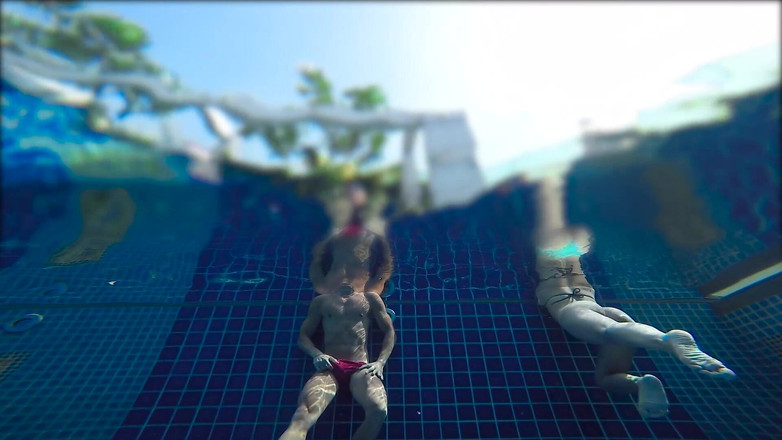 Chokobanana: 공공 수영장에서 나를 사정하게 만든 이 금발!