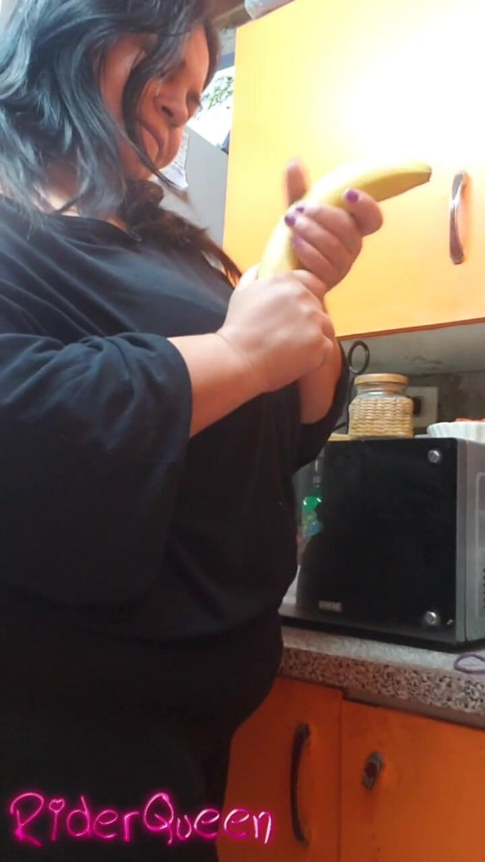 Riderqueen BBW Step Mom Latina Ebony: О, сексуальна мачуха на бідній кухні