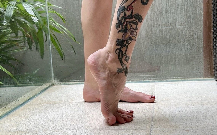 Julia domaina: Jari kaki panjang dan kaki besar terdedah, jari kaki dan...