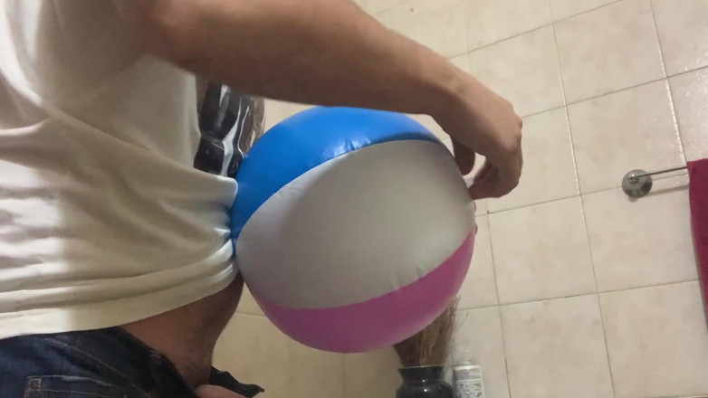Inflatable Lovers: Nel bagno con una palla da spiaggia