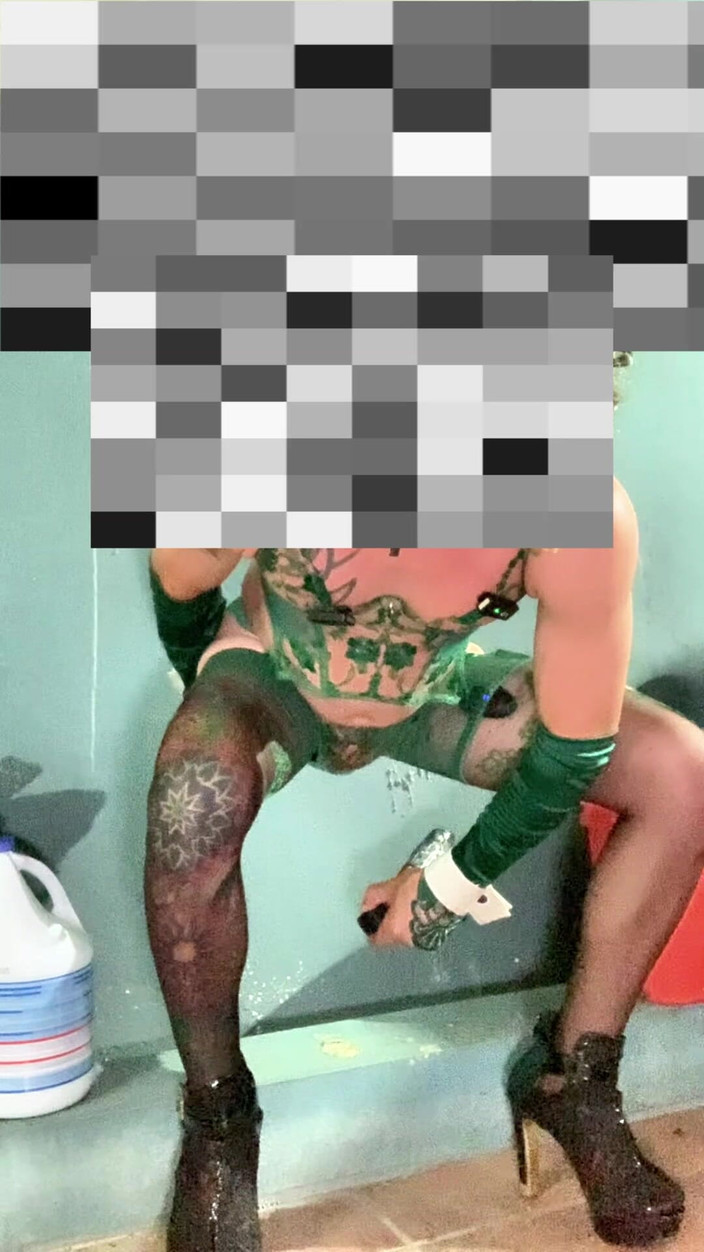 Benito414: TSシーメール 美しい緑のランジェリーストッキングとディルドアナル