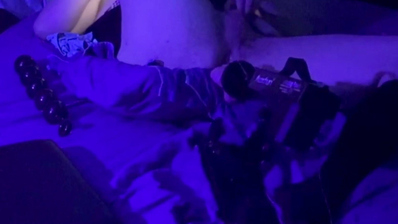 S1utTransPup: S1uttranspup are parte de un vibrator de 22 de cm într-o cameră...