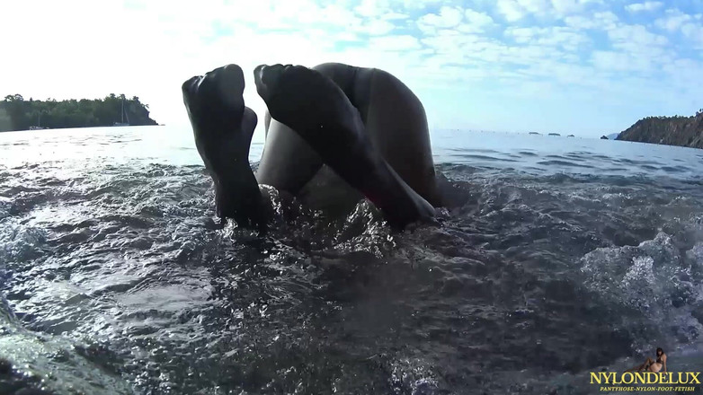 Nylondelux: Nylonová zábava na veřejné pláži