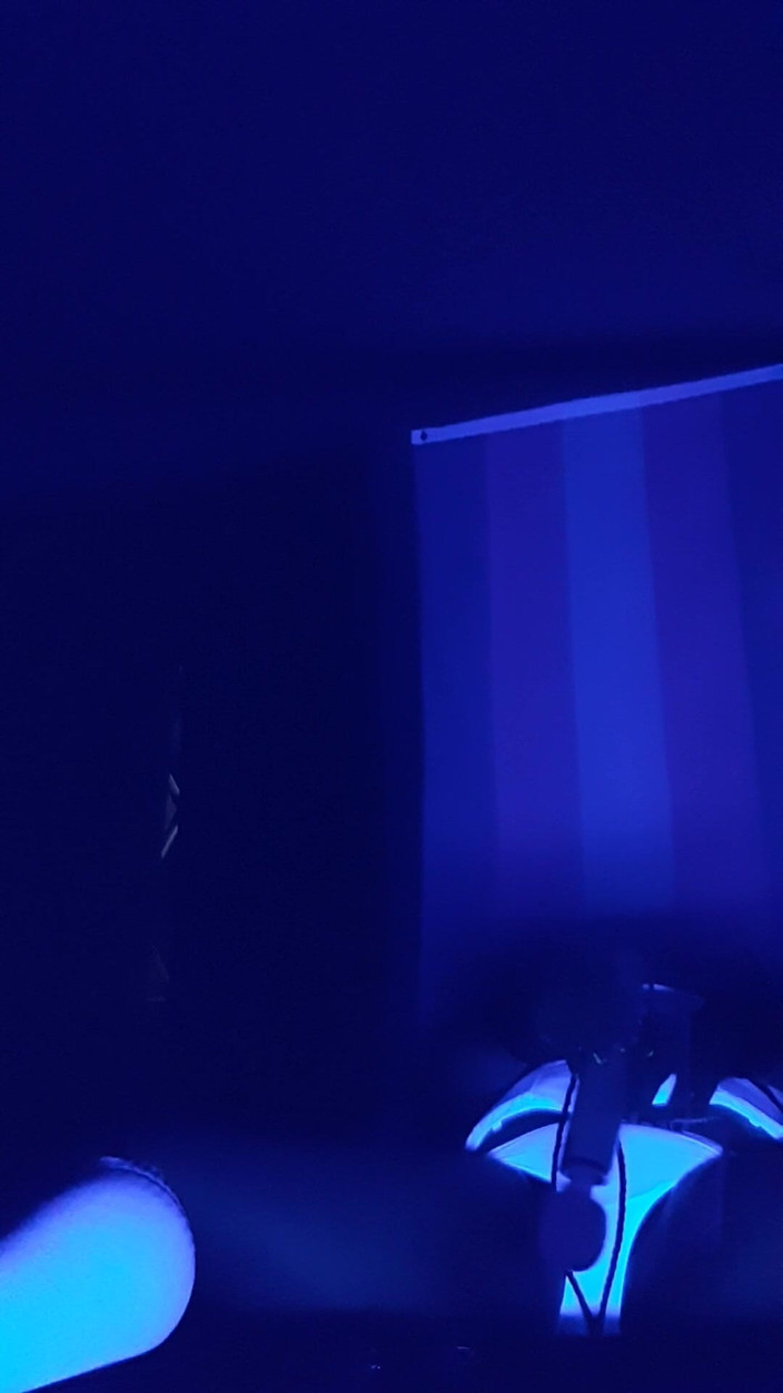 Roxxie rae page: Auto-legare cu lumină neagră