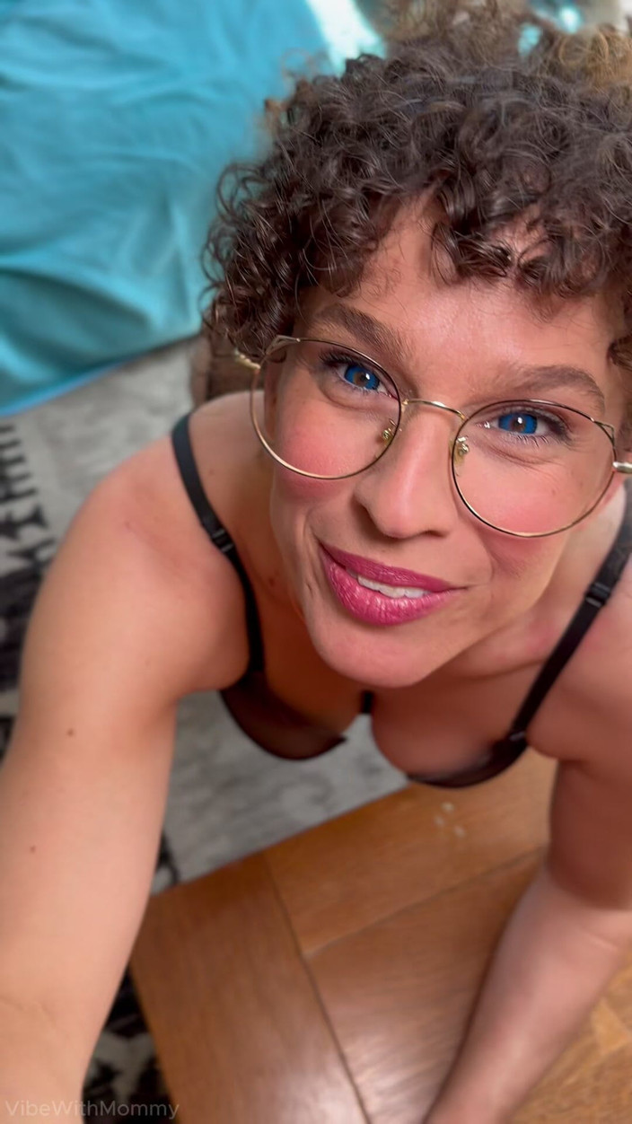 VibeWithMommy: Blå ögon judisk MILf visar dig hur man ordentligt anal