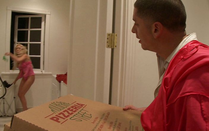 Hot Girlz: Kurye adam ücretsiz pizza için sıkı bir amcığı siktiği için şanslı