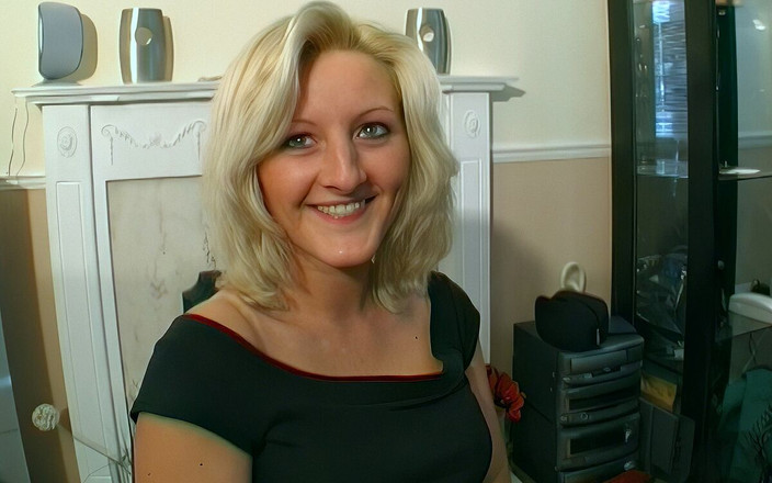 Real Sex Pass: Cewek sange ini lagi asik nyepong kontol sambil pakai baju...