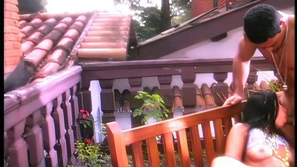 Perv Milfs n Teens: ビーチの若い美しさは、猫の底に2つのコックを手に入れました。