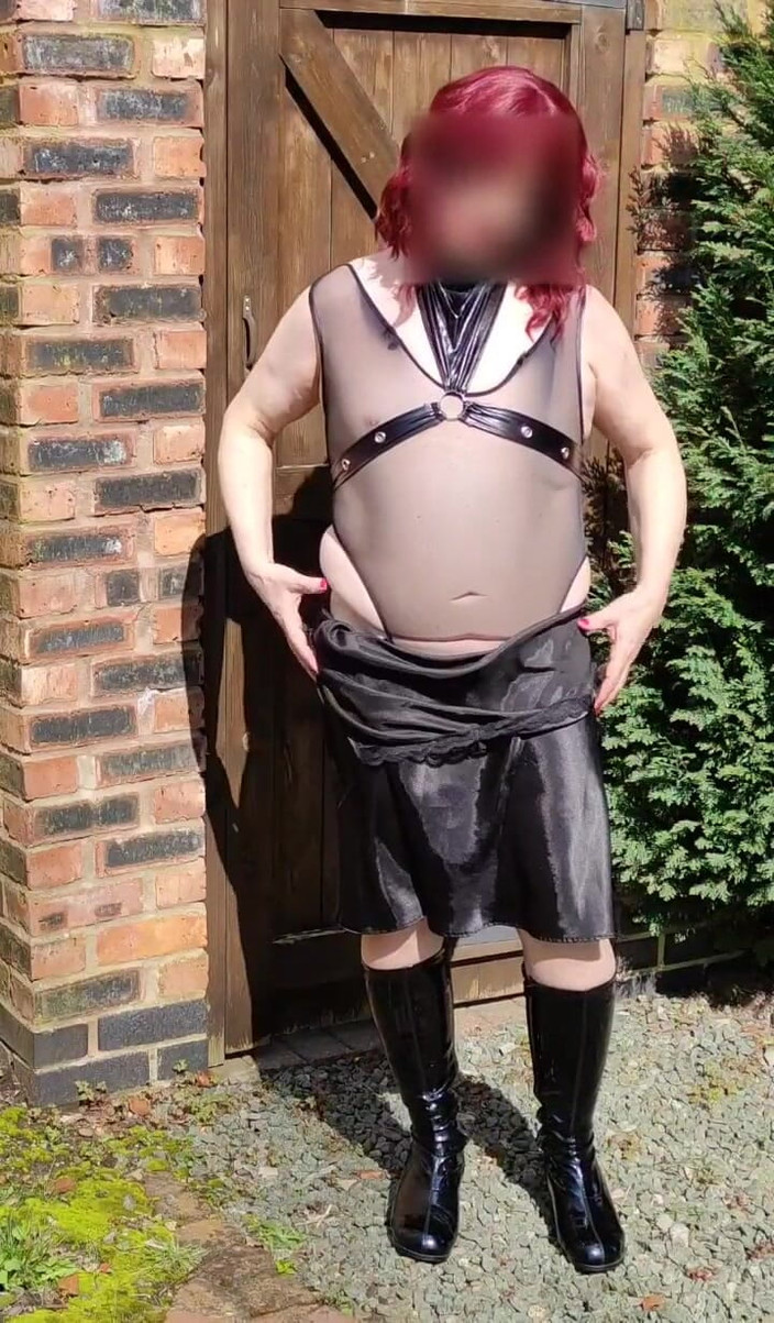 Nottstvslut: 红发变装者从黑色缎面上脱下