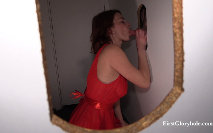 First Gloryhole: Gloryhole et gangbang de deux filles - partie 1.