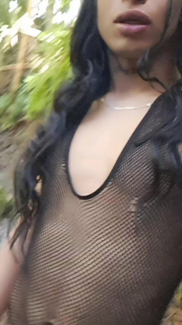 Valera Toro: Heiße Sperma-Explosion im Wald