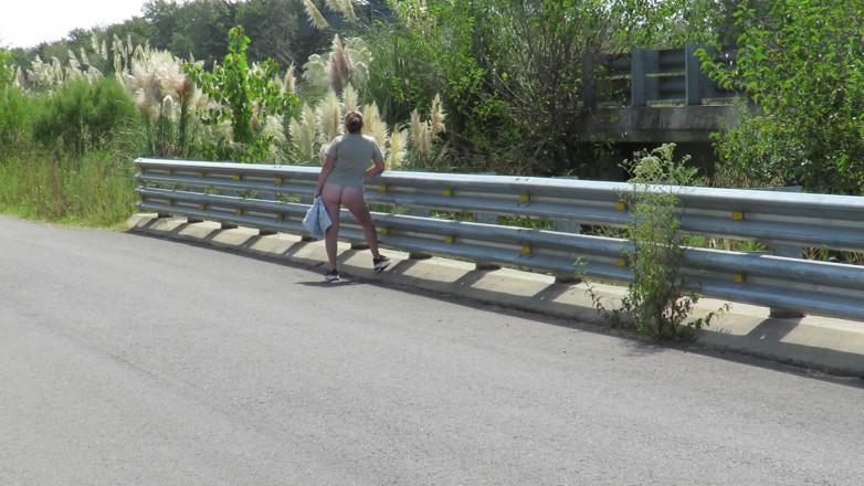 Milfcamsex: Patricia auf der Brücke über die Straße